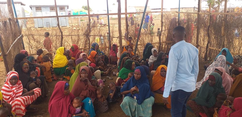 Communty health worker facilitating health promotion session to displaced people in Elbet camp, Baidoa. Somalia, 2022. © MSF/Suleiman Hassan