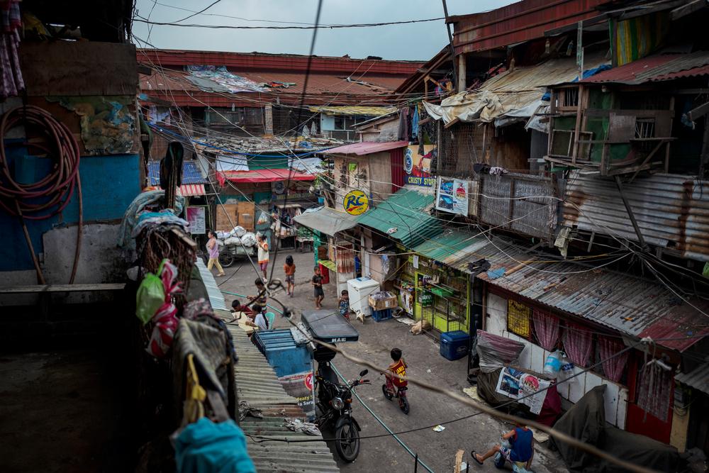 View of Tondo, one of the poorest and most densely populated slums in the Philippines. Philippines, 2023. © Ezra Acayan