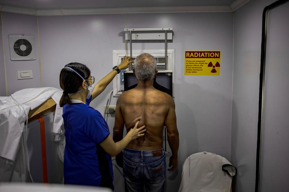 A patient is given a free chest x-ray at one of Doctors Without Borders active case finding sites for tuberculosis. Philippines, 2023. © Ezra Acayan