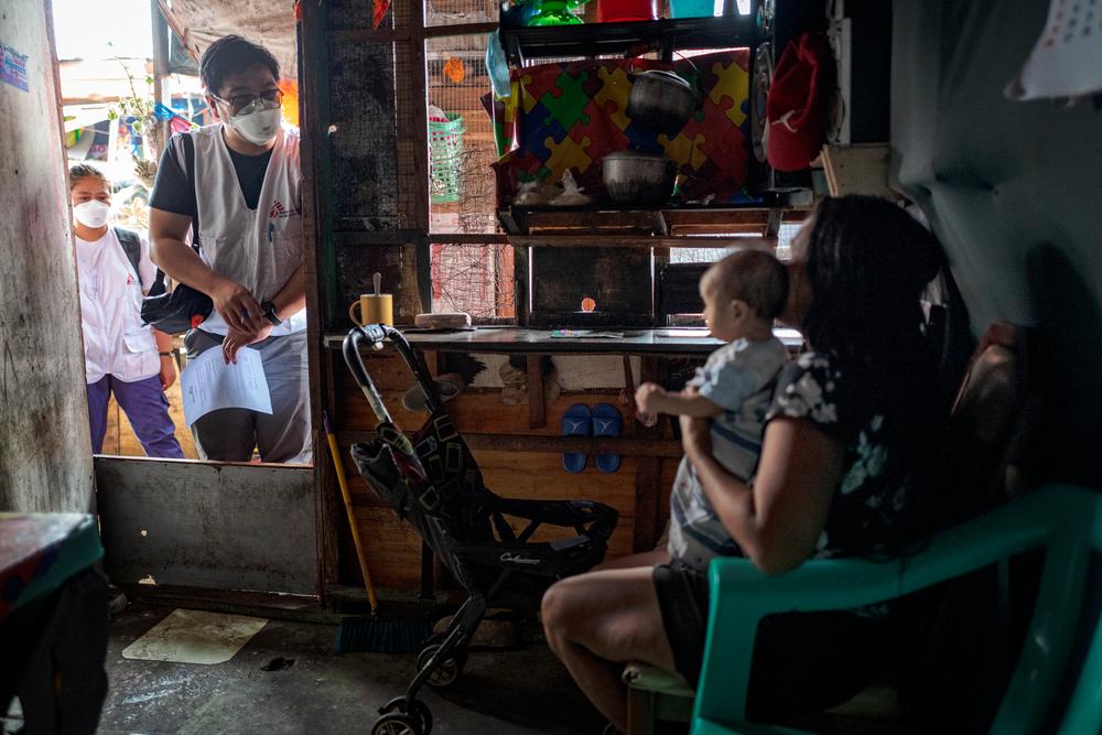 MSF personnel conducts contact tracing at a household with a confirmed tuberculosis patient, at Aroma neighborhood on March 13, 2023 in Tondo, Manila, Philippines © Ezra Acayan