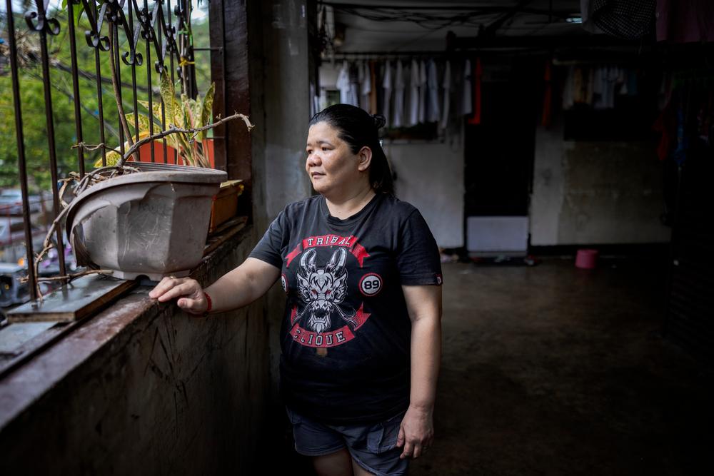 Amalia, a former MSF patient, at home in the Smokey Mountain neighborhood. March 13, 2023, Tondo, Manila, Philippines © zra Acayan