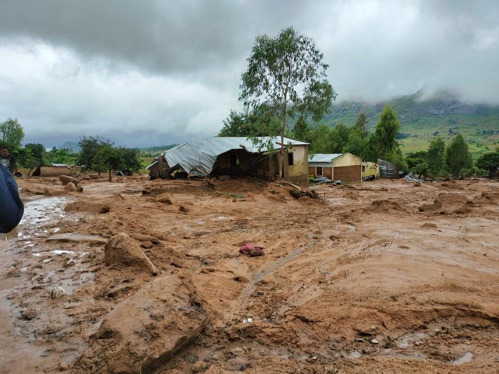Destroyed house after cyclone Freddy, which hit the southern region of Malawi on 12 March 2023 with heavy rains and strong winds. Malawi, 2023. © MSF/Yvonne Schmiedel 