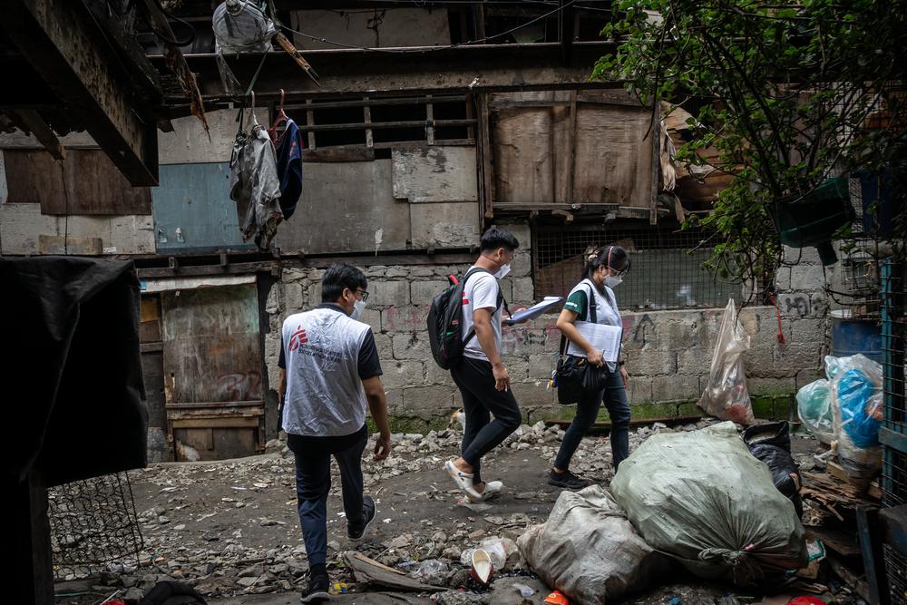 Patient support team on their way to visit a patient in Aroma neighbouhood, Barangay 105, Tondo, Manila, the Philippines, March 2, 2023. © Ria Kristina Torrente