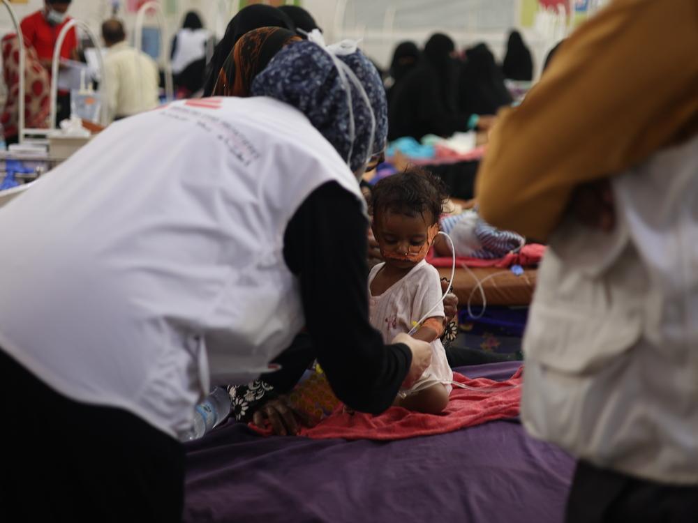 A Doctors Without Borders nurse tends to a child, suffering from malnutrition, admitted in in the Inpatient Therapeutic Feeding Centre (ITFC) in Abs General Hospital, Hajjah Governorate. Yemen, 2022. © Mohammed Al-Shahethi/MSF