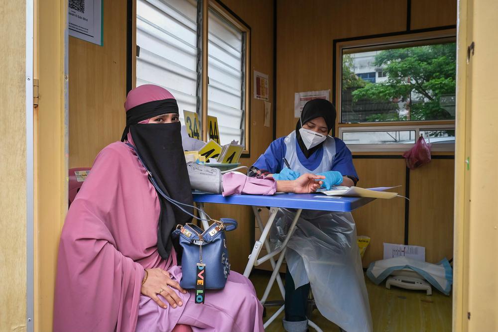 A Rohingya woman who is six months pregnant is examined by triage nurse at Doctors Without Borders clinic in Butterworth, Penang. Malaysia, 2022. © Kit Chan