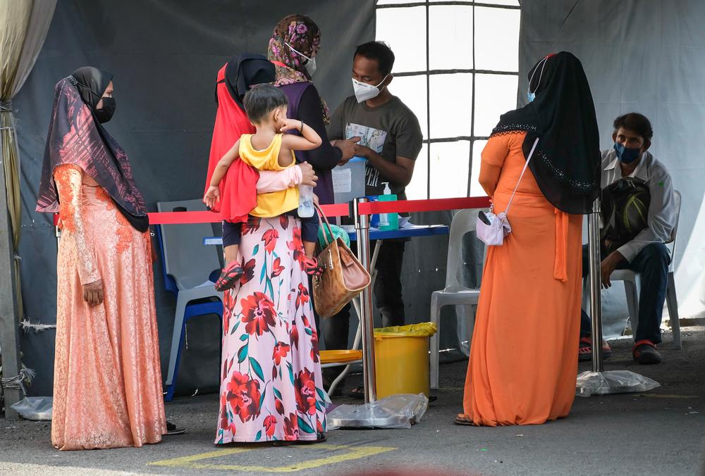 Women from the Rohingya community in Malasysia registering at the triage area of Doctors Without Borders clinic in Butterworth, Penang. Malaysia, 2022. © Kit Chan