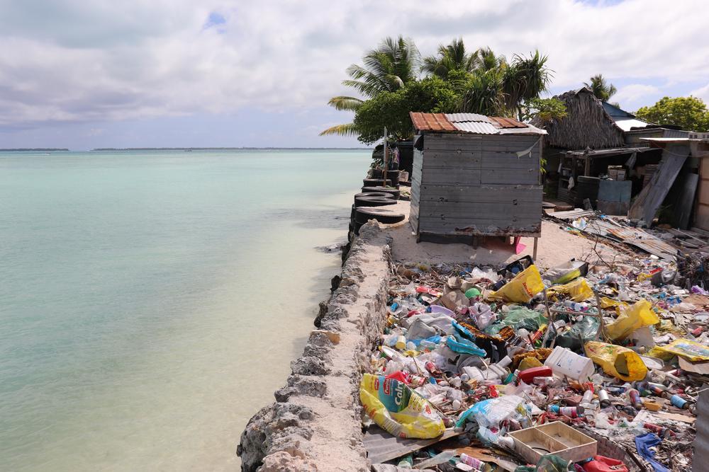 Everything is imported in Kiribati, but there’s nowhere for the rubbish to go. This is one of the reasons fresh groundwater supplies are becoming polluted. 2022 © Joanne Lillie/MSF