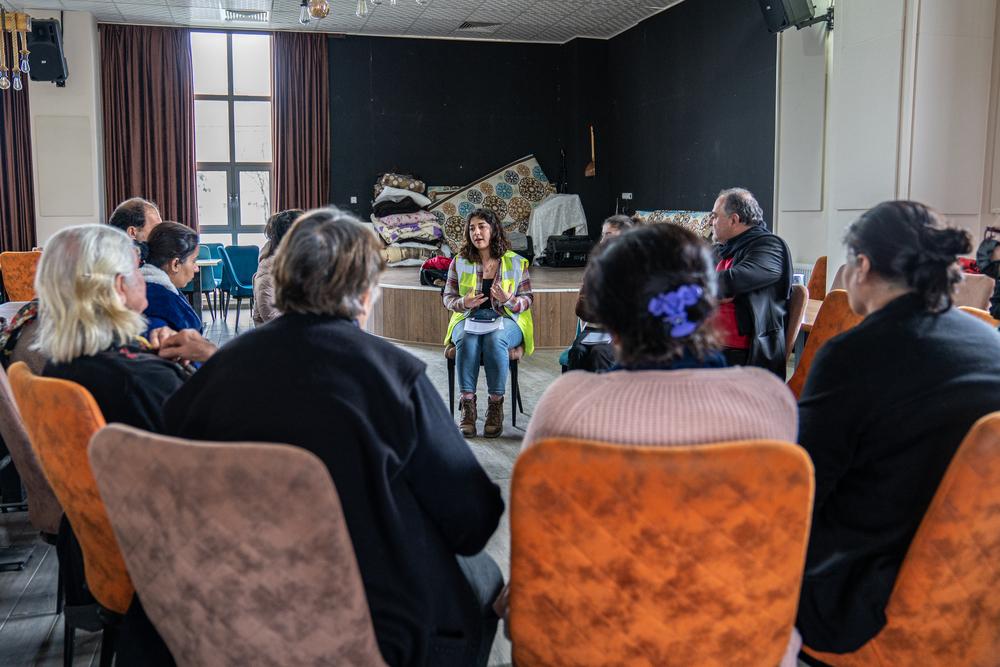 A psychologist from a Doctors Without Borders-supported organisation conducts a psychosocial support activity for women and men in Arguvan, on the outskirts of Malatya. Türkiye, 2023. © Mariana Abdalla/MSF