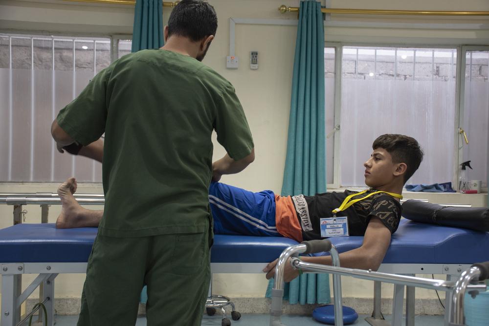 A teenage patient receives physiotherapy in Doctors Without Borders' Baghdad Medical Rehabilitation Centre. Iraq, 2019. © Nabil Salih/MSF