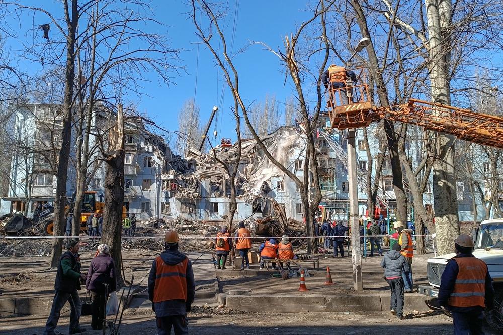 View of the residential buildings destroyed by a missile in Zaporizhzhia on March 02, 2023. Ukraine, March 2023. © MSF