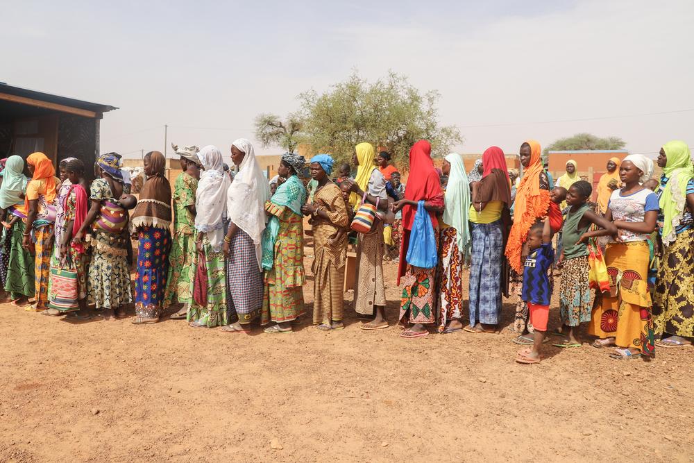 Mothers in line waiting for their boxes of BP-5 biscuits, used as nutritional supplement for malnourished children. Burkina Faso, April 2023. © MSF/Nisma Leboul