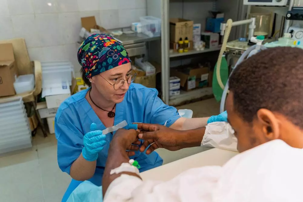 An anesthetist, preparing a patient for a bullet extraction operation at Bashair Hospital Khartoum. Sudan, May 2023. © MSF/Ala Kheir