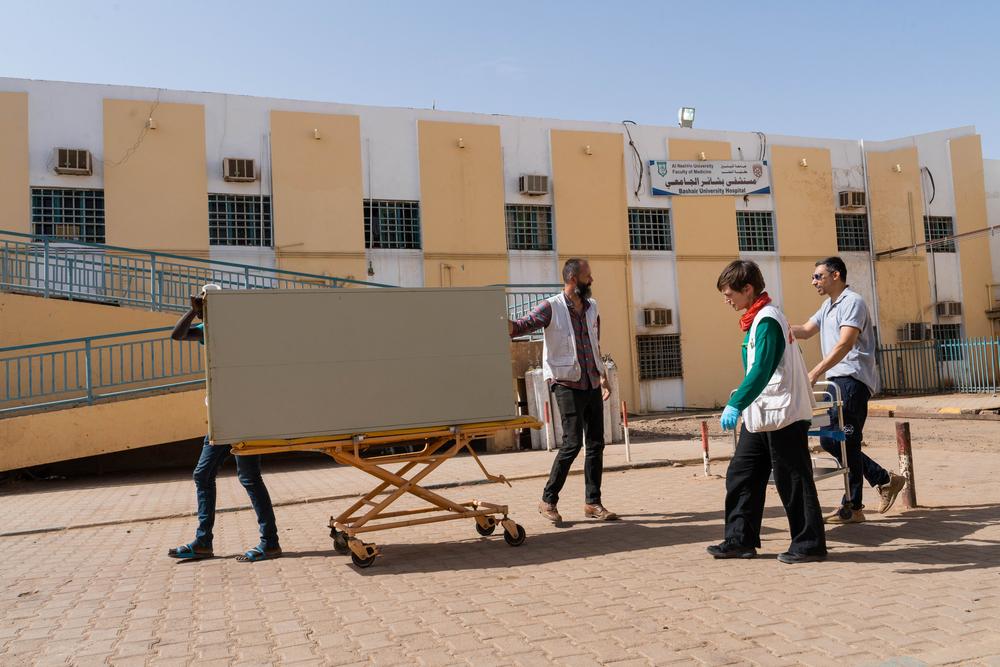 MSF staff and volunteers trying to work with what is available to get the hospital operational. Sudan, May 2023. © MSF/Ala Kheir