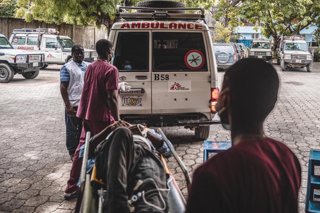 A trauma patient is transferred to the MSF emergency centre in Turgeau, Port-au-Prince. Haiti, June 2022. © MSF