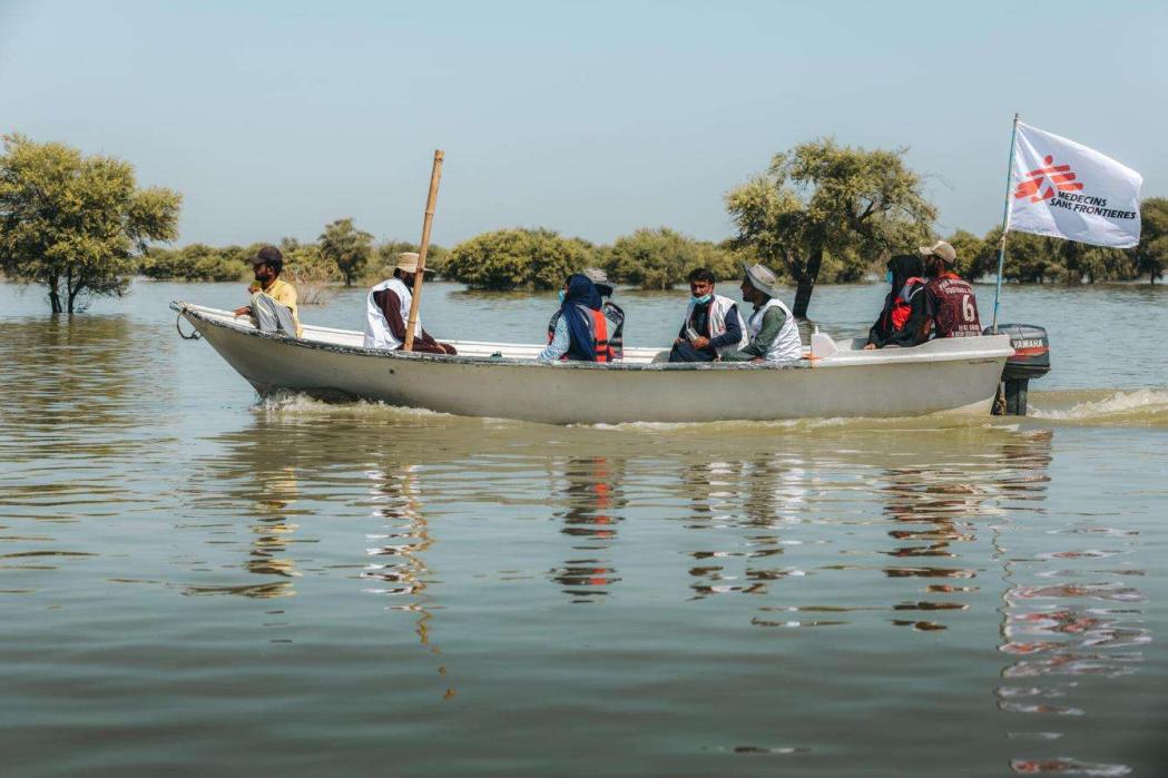 Doctors Without Borders’s medical team is travelling by boat to run mobile clinics in Johi town following floodings in Dadu district, Sindh. Pakistan, October 2022. © Asim Hafeez