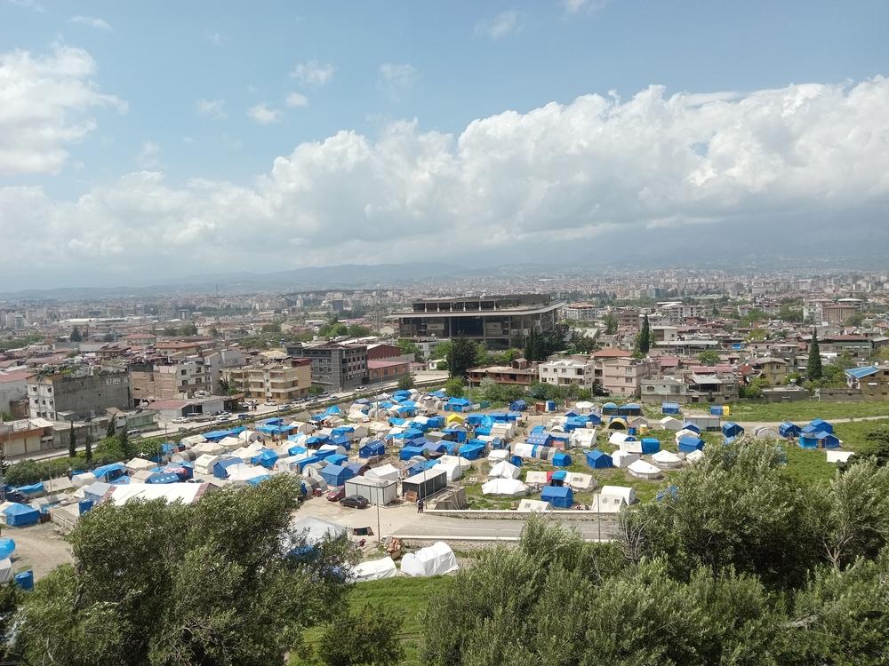 Around 900,000 people live in informal settlements, with 200,000 in tent cities. Doctors Without Borders, through the local NGOs we support in Türkiye provided water and sanitation services (WASH) to several camps in sub urban areas of Hatay, including the Sofular neighborhood, Antakya, where we were the only organisation providing water and sanitation services, also offering non-food items distribution and psychosocial support to the affected people. Turkiye, May 2023. © Stefan Pejovic/MSF