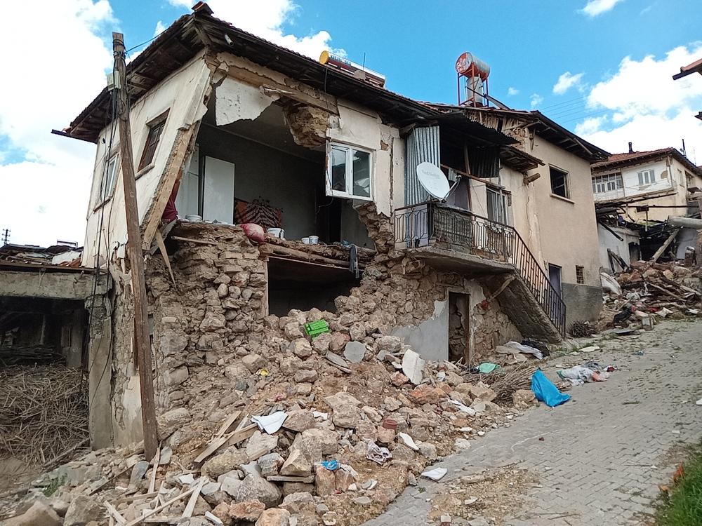 View of a collapsed house in Polat village, Malatya area, following the earthquakes that hit Turkiye and Syria in February. Turkiye, May 2023. © Stefan Pejovic/MSF