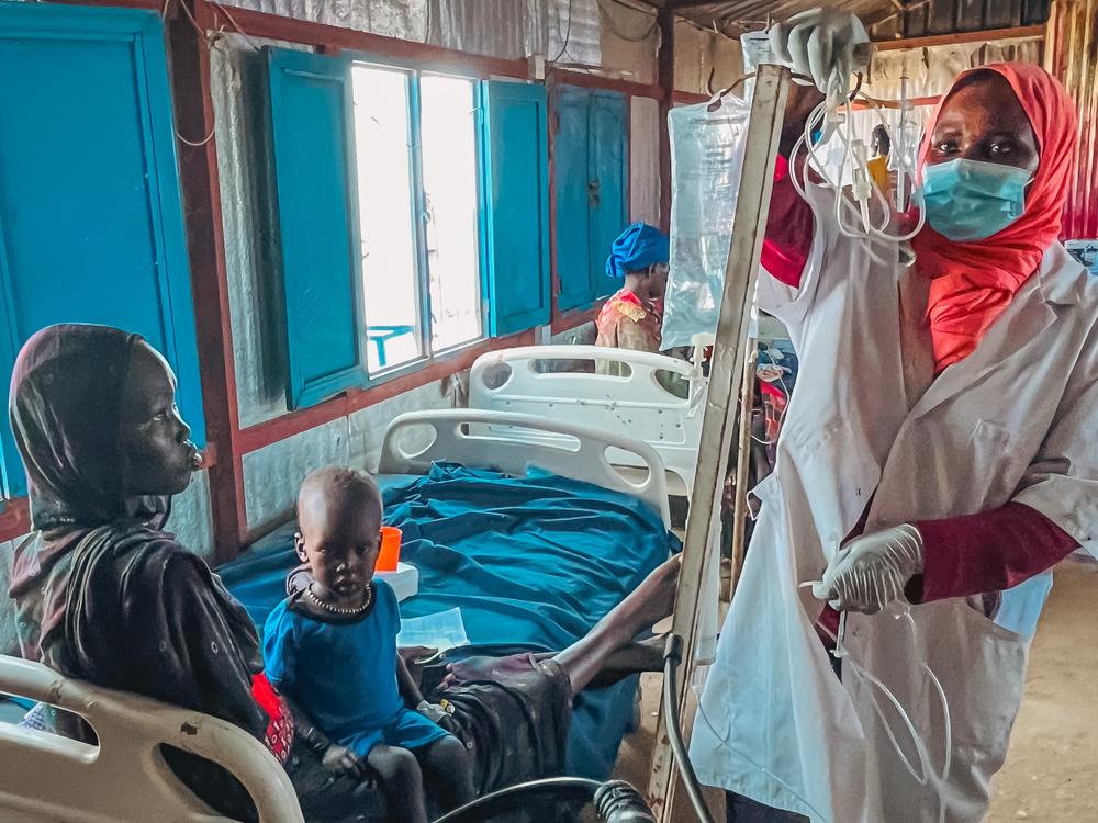 Doctors looking after children inside measles isolation unit at Um Sangour Refugees Camp, White Nile State. Sudan, July 2023. © Ahmad Mahmoud/MSF