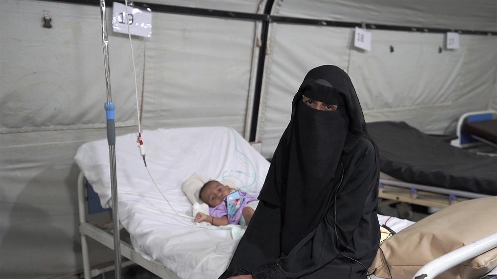A mother of 10-months-old patient in the isolation unit in Doctors Without Borders's Mocha Hospital. Yemen, August 2023. © Athmar Mohammed/MSF