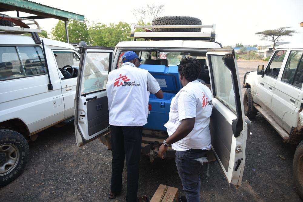Doctors Without Borders teams load cool boxes and vaccine carriers into cars for a vaccination campaign activity in Kakuma. Kenya, July 2023. © MSF/Lucy Makori