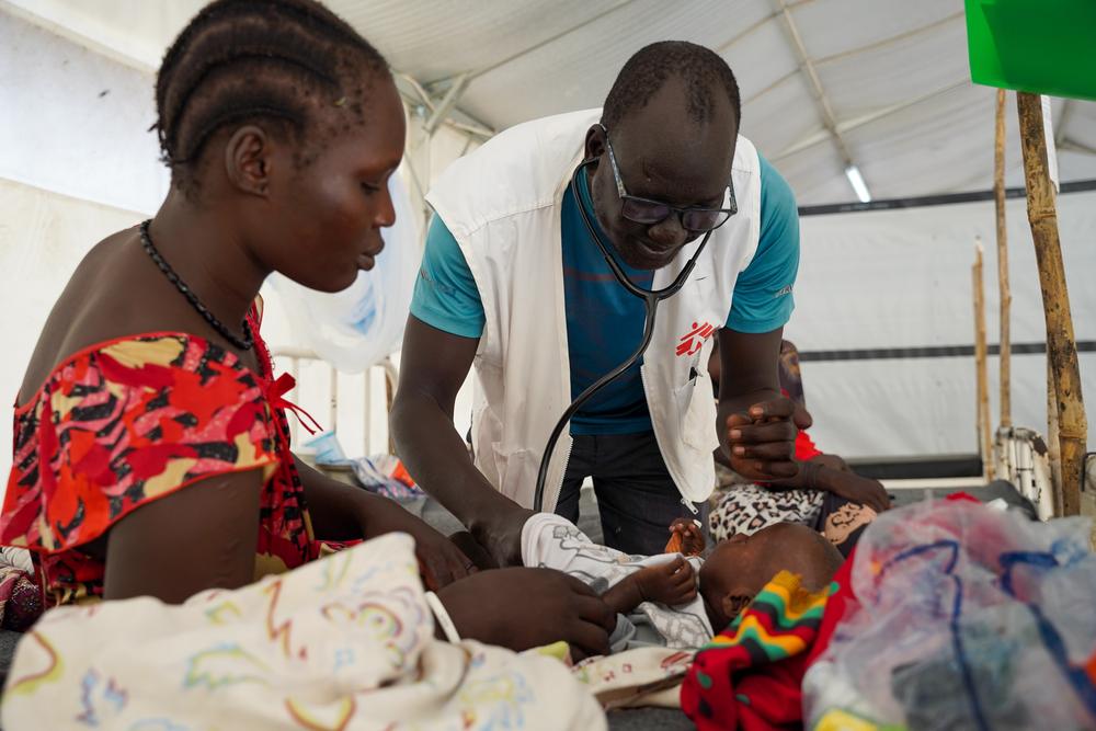 Doctors Without Borders doctor examines a child admitted to the measles isolation ward at our medical facility in Leer County, Unity state. South Sudan, July 2023. © Nasir Ghafoor/MSF