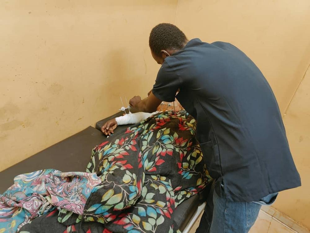 A patient treated in the Doctors Without Borders supported Al Nao hospital in Omdurman, to the northwest of Khartoum, where intense fighting is taking place. Sudan, August 2023. © MSF