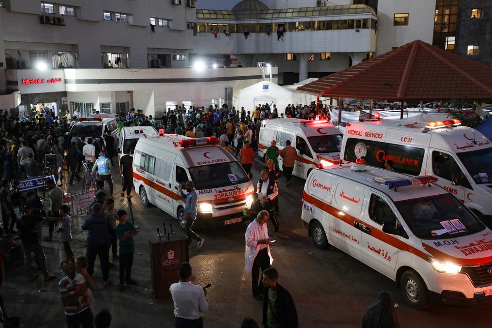 Ambulances carrying victims of Israeli strikes crowd the entrance to the emergency ward of the Al-Shifa hospital in Gaza City on October 15, 2023. Palestinian Territories, October 2023. © Dawood Nemer/AFP