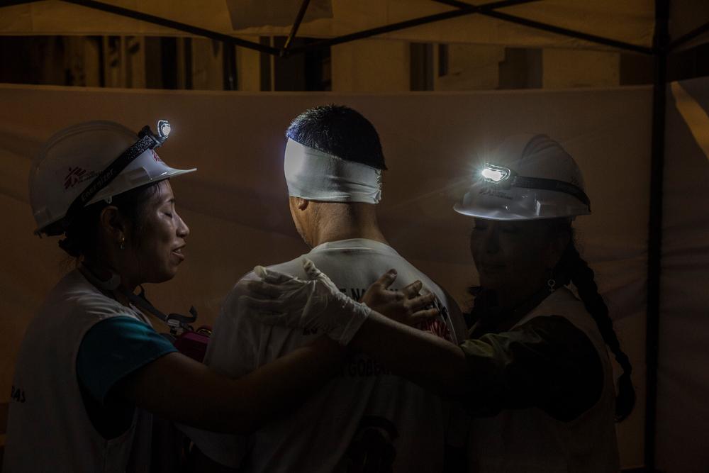 Following political protests across Peru, a 70-year-old patient is treated by MSF staff in Lima after being hit in the left temple by pellets fired by the police. Lima, Peru, January 2023. © Maz Cabello Orcasitas