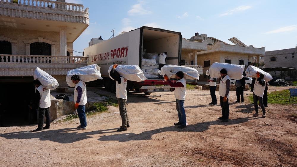 In the wake of the 6 February Türkiye-Syria earthquake, MSF staff unload 14 trucks loaded with tents and winter kits which entered Syria through the Hamam crossing point, in partnership with Al-Ameen, a Syrian NGO. Idlib province, Syria, February 2023. © Rami Alsayed
