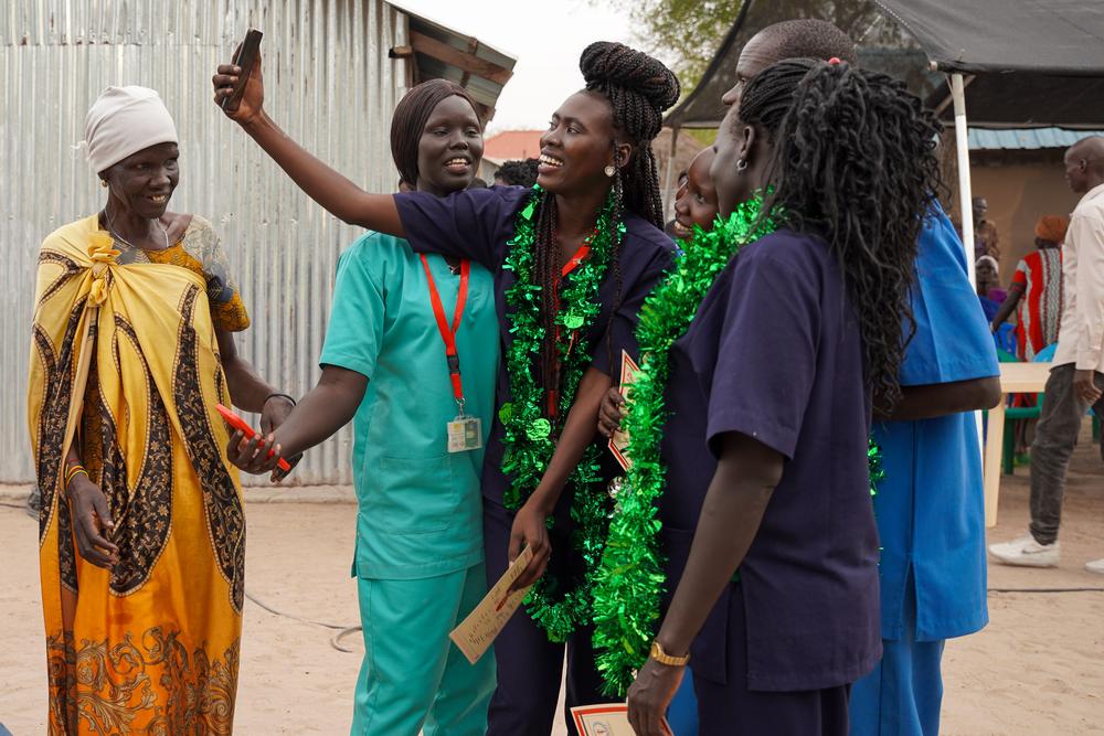 Newly graduated nurses from the MSF Academy for Healthcare take a selfie at their graduation ceremony. Lankien, Jonglei state, South Sudan, March 2023. © Alicia Gonzalez/MSF