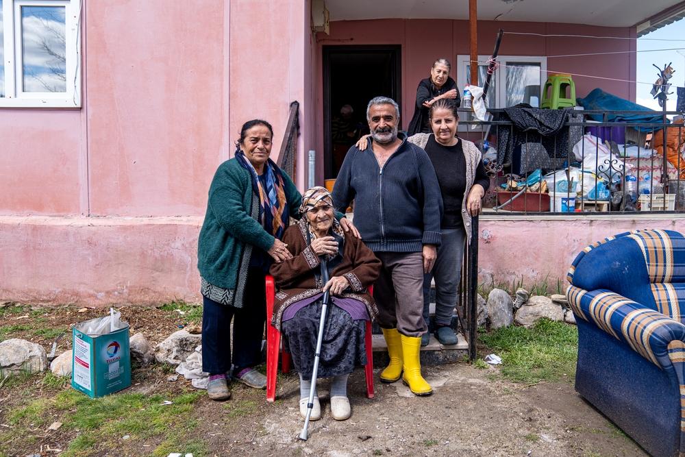 Semra Karaca, Sultan Kodaş, Hüseyin Kodaş and Şengül Kodaş (from left to right) live together as a family in Ören village, on the outskirts of Malatya, where MSF partners provide mental health support following the recent earthquakes and heavy flooding in the region. Türkiye, March 2023. © Mariana Abdalla/MSF