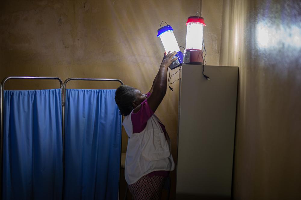 An MSF midwife installs lights in the maternity room. She is part of an MSF mobile clinic team providing care to people living in areas affected by urban violence in Port-au-Prince. Bel Air, Port-au-Prince, Haiti, February 2023. © Alexandre Marcou/MSF