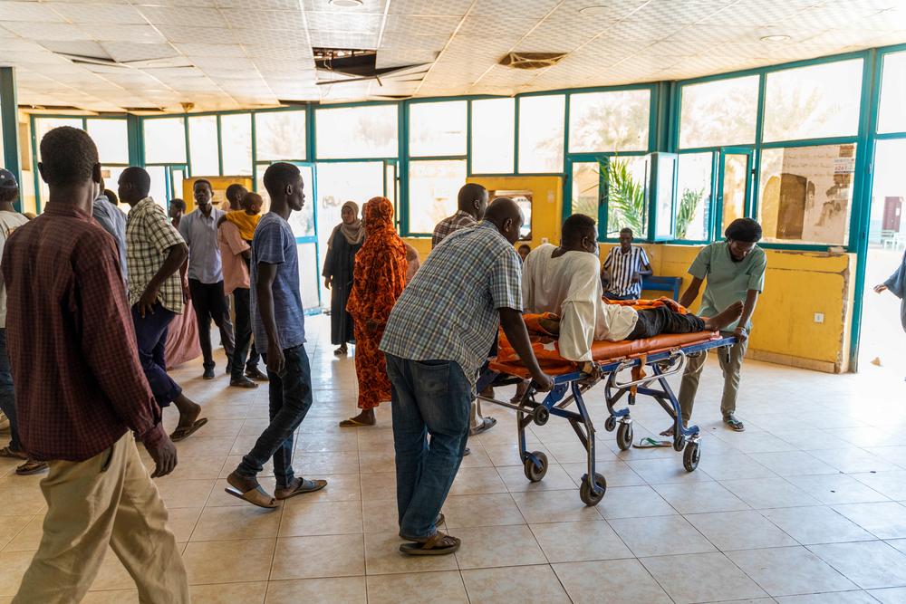 Patients arrive at Bashair hospital in southern Khartoum, which needs to cope with the influx of wounded people following the outbreak of conflict between the army and paramilitary forces. Khartoum, Sudan, May 2023. © Ala Kheir/MSF