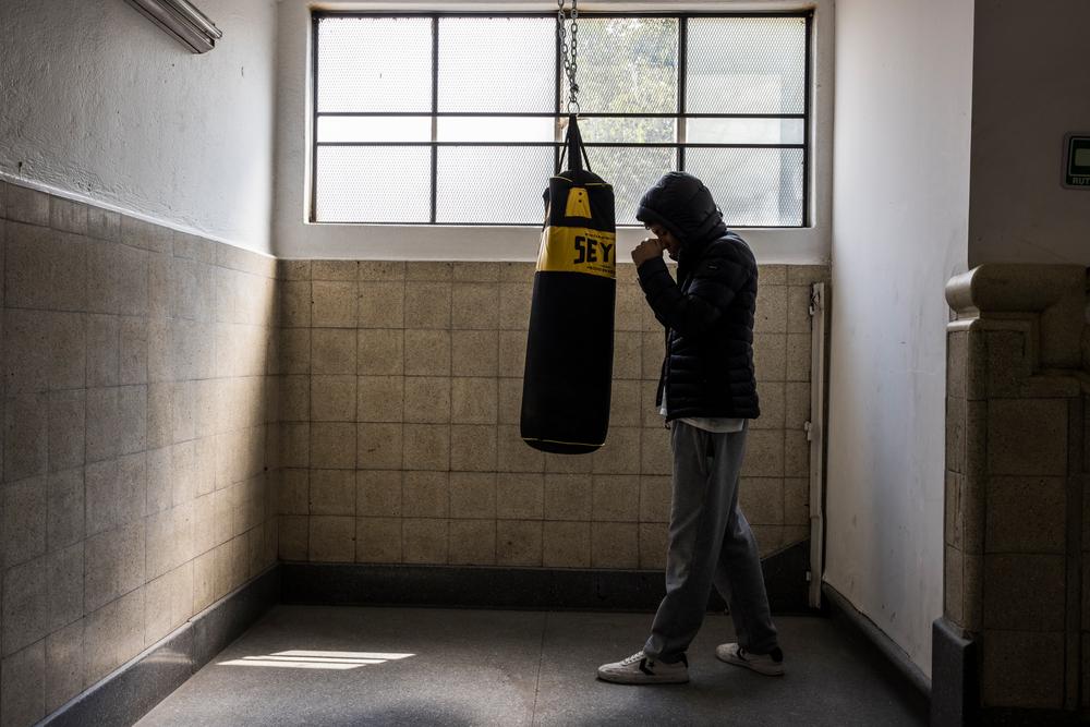 Mauricio works off some energy in boxing at MSF’s Survivors of Extreme Violence, Torture and Cruel, Inhuman and Degrading Treatment Centre. He was accused of a crime he did not commit and was tortured while incarcerated. Mexico City, Mexico, February 2023. © Nuria Lopez Torres