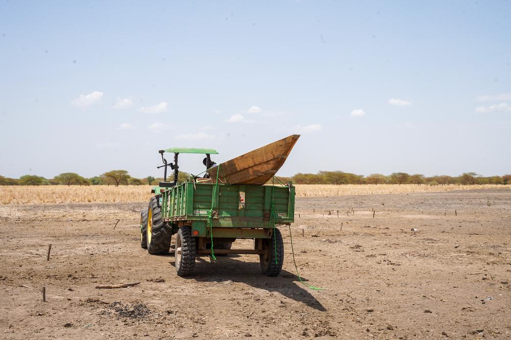 An MSF tractor takes a wooden canoe to a local community, in preparation for the upcoming rainy season. In the rainy season, villages are often cut off by floods, and the canoes enable communities to transport the sick to the hospital. Dentiuk, Upper Nile State, South Sudan, May 2023. © Paul Odongo/MSF