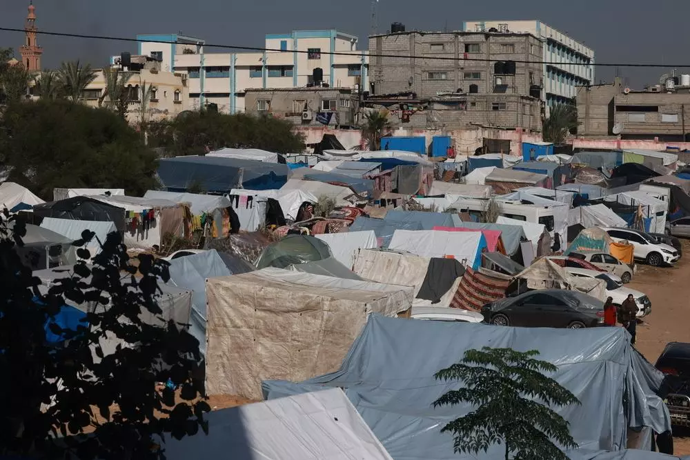 Hundreds of people camp in temporary shelters in the south of Gaza. Palestinian Territories, November 2023. © Mohammed ABED