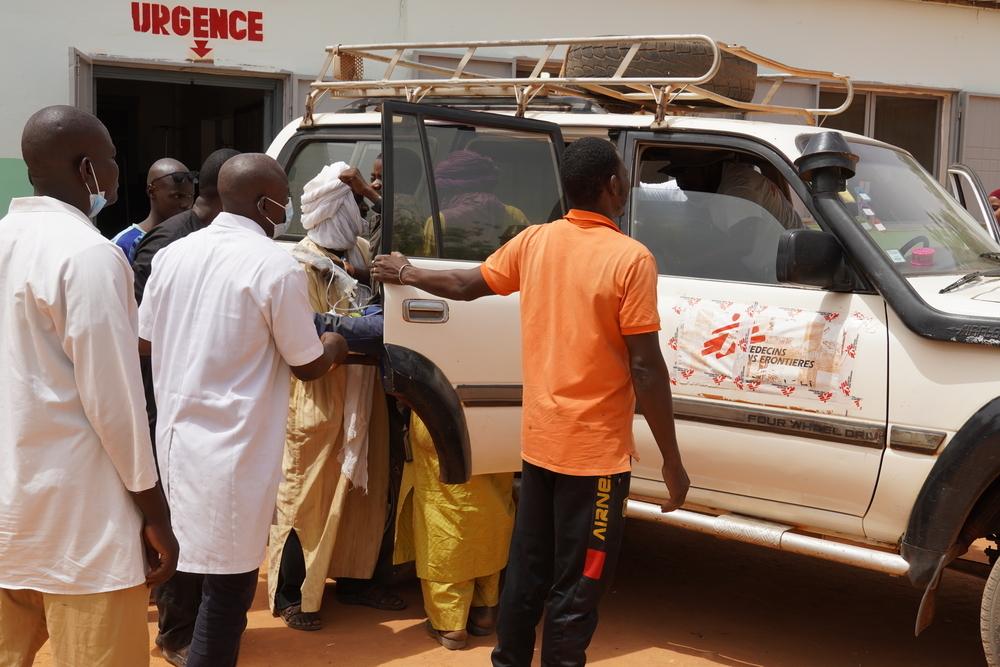 Doctors Without Borders team evacuates emergency patient to Mopti regional hospital. Mali, 2023. © Lamine Keita/MSF
