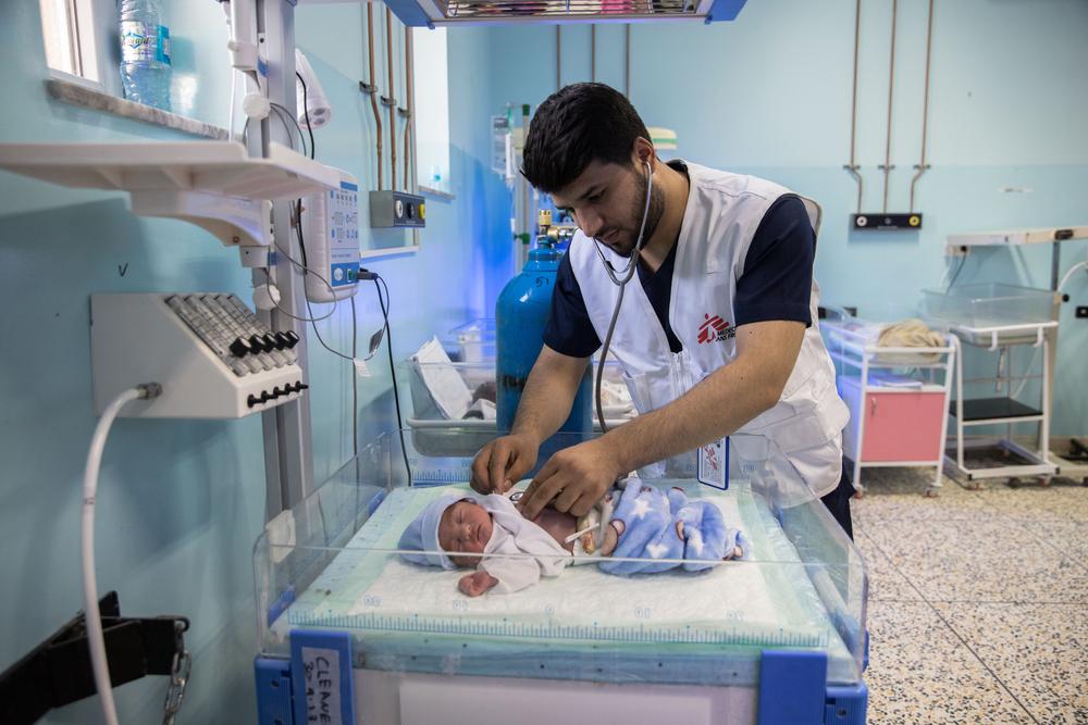 Doctor Obaidullah Asadullah checks vital signs of a premature newborn. Afghanistan, October 2023. © Oriane Zerah