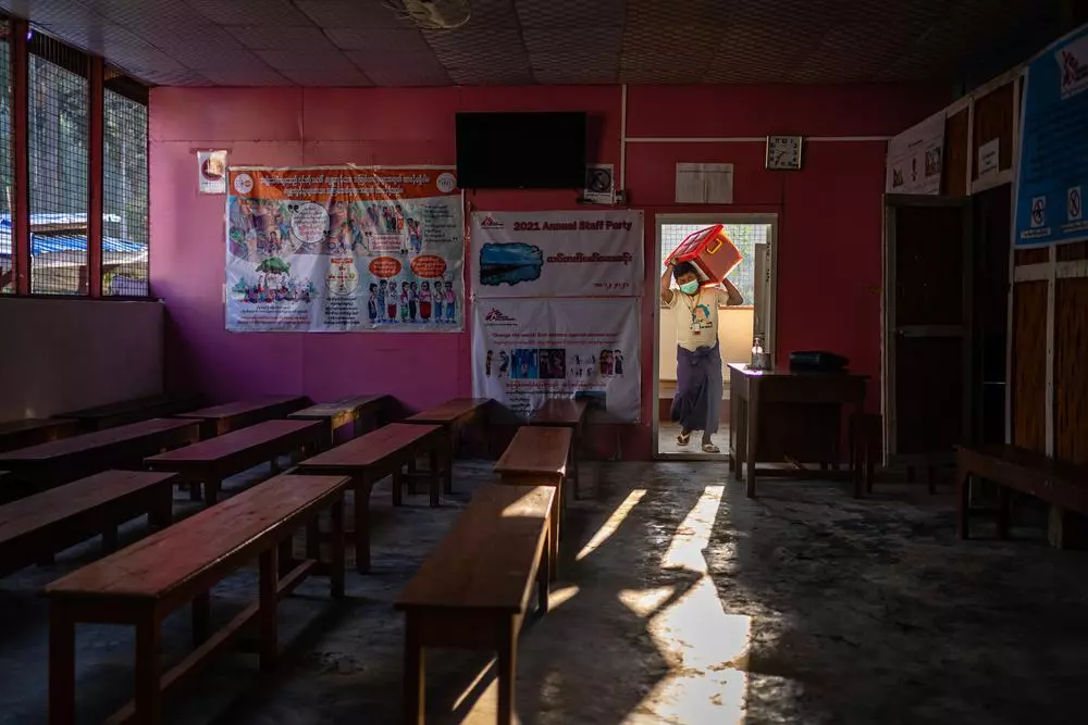 A Doctors Without Borders (MSF) staff carry supplies into the clinic in Sin Thet Maw village in Pauktaw township. Myanmar, March 2022. © Ben Small/MSF