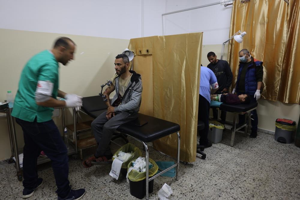 Nurses perform dressing changes and healings of wounds in the dressing room of Al-Shaboura clinic in Rafah, Gaza. Palestinian Territories, December 2023. © MSF