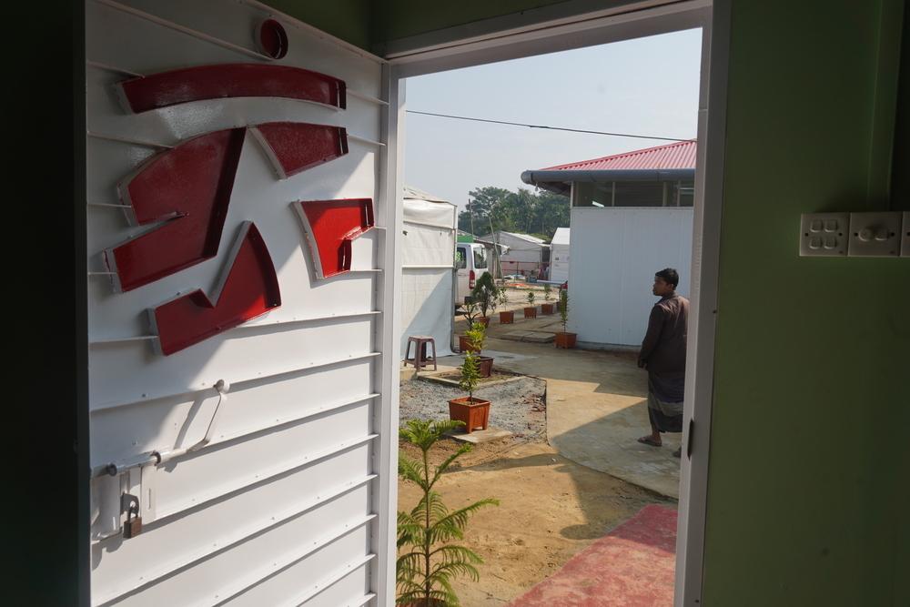 MSF is a major provider of medical care in the Cox’s Bazar region. The Balukhali clinic is one of the nine operating medical centers and two standby multi-outbreak centers MSF runs in the camp.