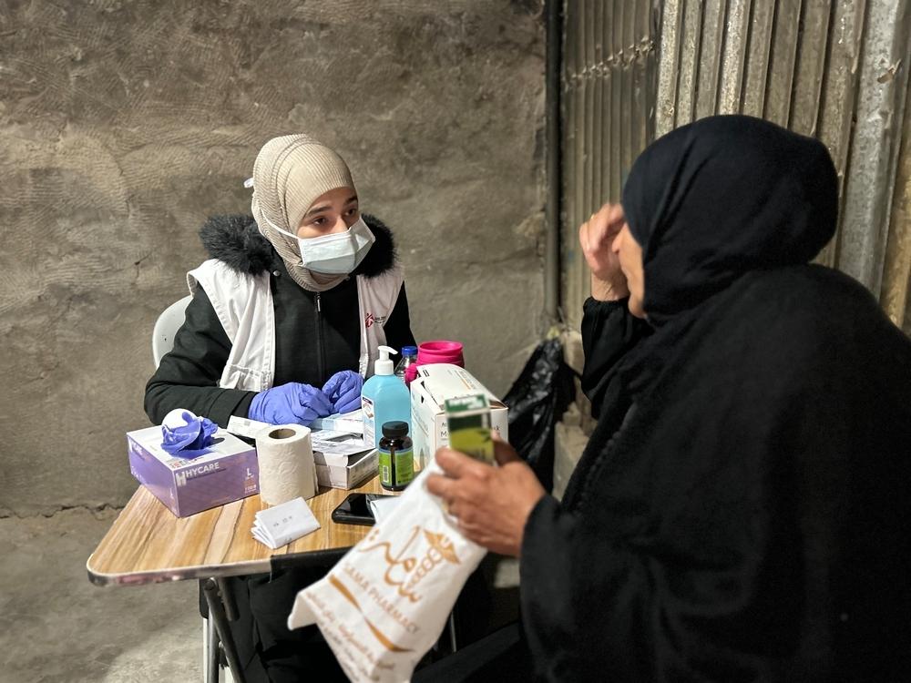 Doctors Without Borders (MSF) doctor examines a patient in one of the mobile clinics set up by Doctors Without Borders. West Bank, Palestinian Territories, December 2023. © Laora Vigourt/MSF