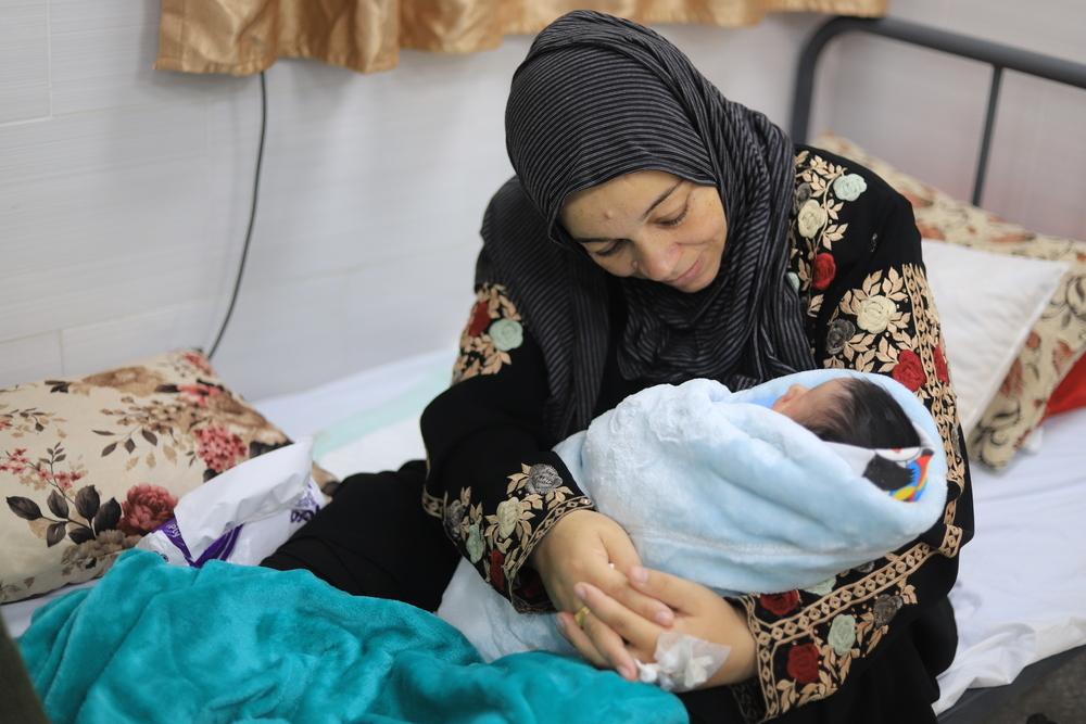 A mother holding her newborn child born in the Emirati maternity hospital of Rafah, in southern Gaza. Palestinian Territories, January 2024. © Mariam Abu Dagga/MSF