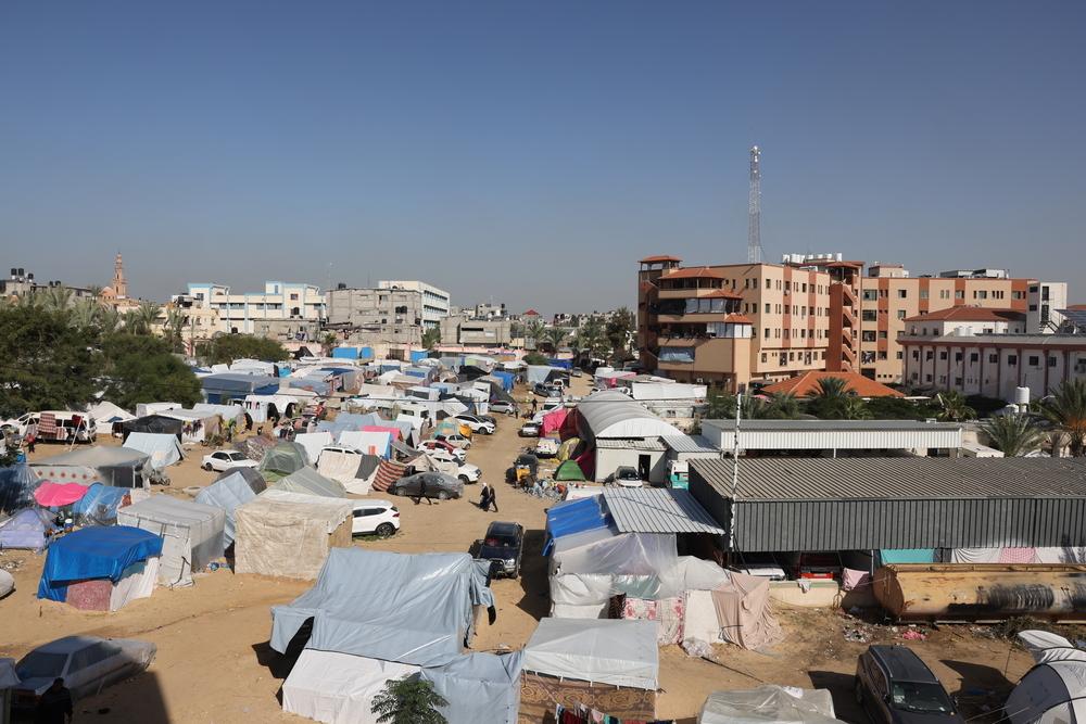Hundreds of people camp in temporary shelters in the south of Gaza. Palestinian Territories, November 2023. © MSF