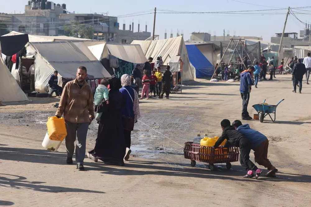 Palestinians in Rafah on the Egyptian border – once a town of 300,000, but now hosting 1.5 million displaced people from all over Gaza – struggle to find clean water for drinking, cooking or washing. Palestinian Territories, February 2024. © Mohammed Abed