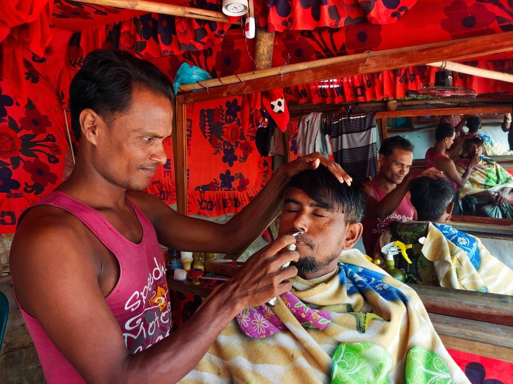 Rahman provides barber services for the community inside the refugee camps. Rohingya refugees cannot legally work in Bangladesh. Cox’s Bazar, Bangladesh, October 2023 © Ro Yassin Abdumonab