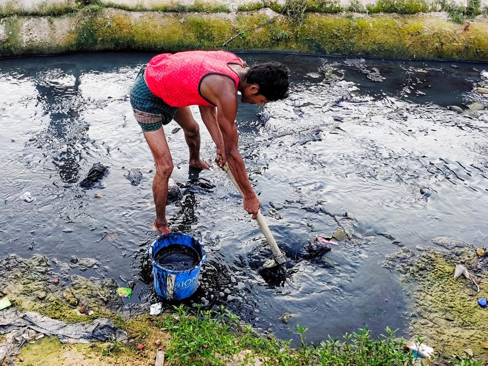 Aziz digs in a canal to improve drainage near his shelter. Cox’s Bazar, Bangladesh, October 2023 © Sahat Zia Hero