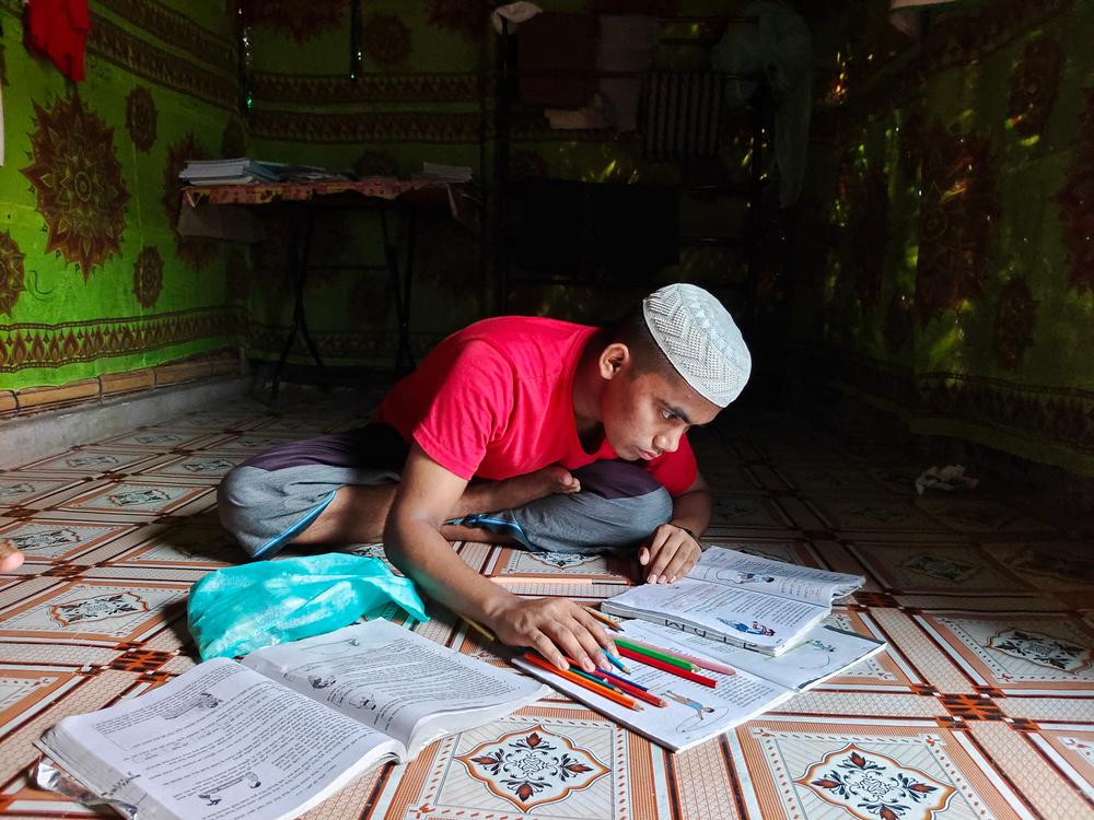 Muhammad, who is learning Arabic, does his homework. Cox’s Bazar, Bangladesh, October 2023 © Ro Yassin Abdumonab