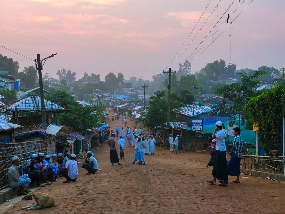 Rohingya refugees meet up and talk in the streets of the camps. Cox’s Bazar, Bangladesh, October 2023 © Ro Yassin Abdumonab