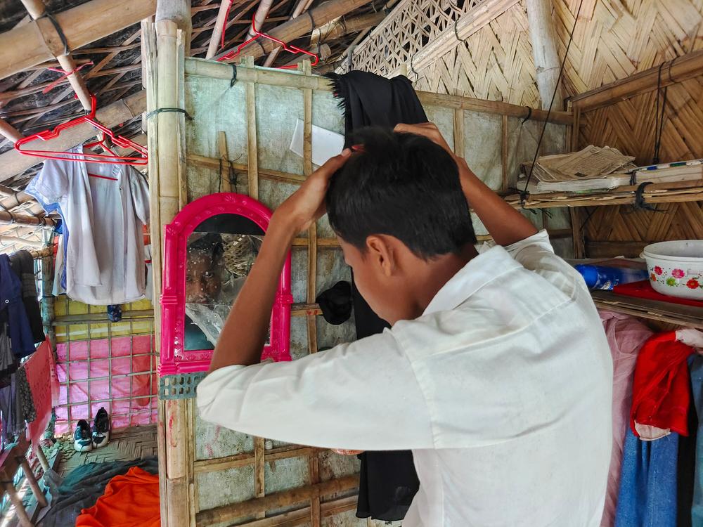 Muhammad combs his hair before meeting with friends to take a course organised by NGOs. Cox’s Bazar, Bangladesh, October 2023 © Ro Yassin Abdumonab